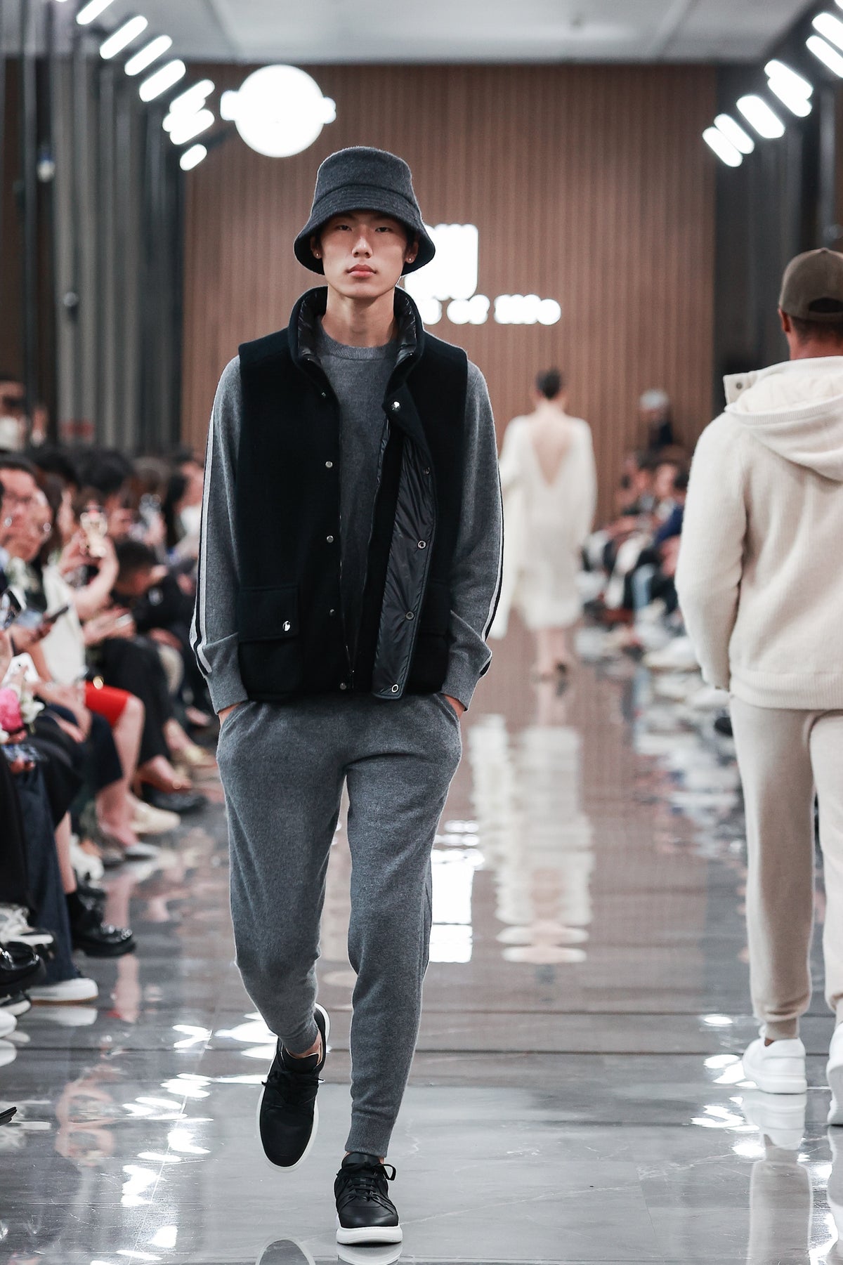 إنو بلس+ - Look 6