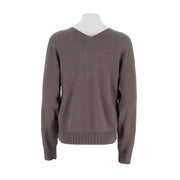 كنزة صوفية بياقة V وأكتاف منسدلة