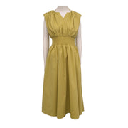 فستان بلا أكمام بقصة فرنسية بخصر مُزمّم