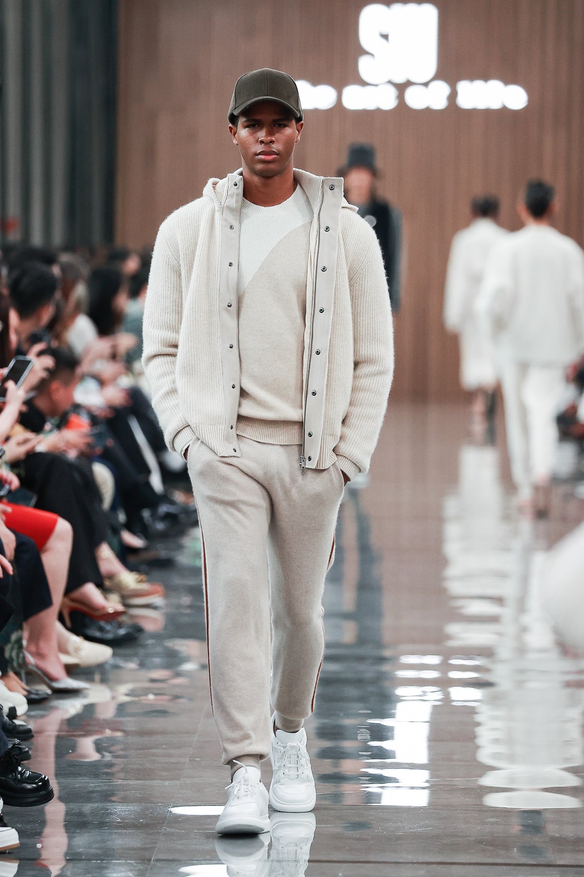 إنو بلس+ - Look 5